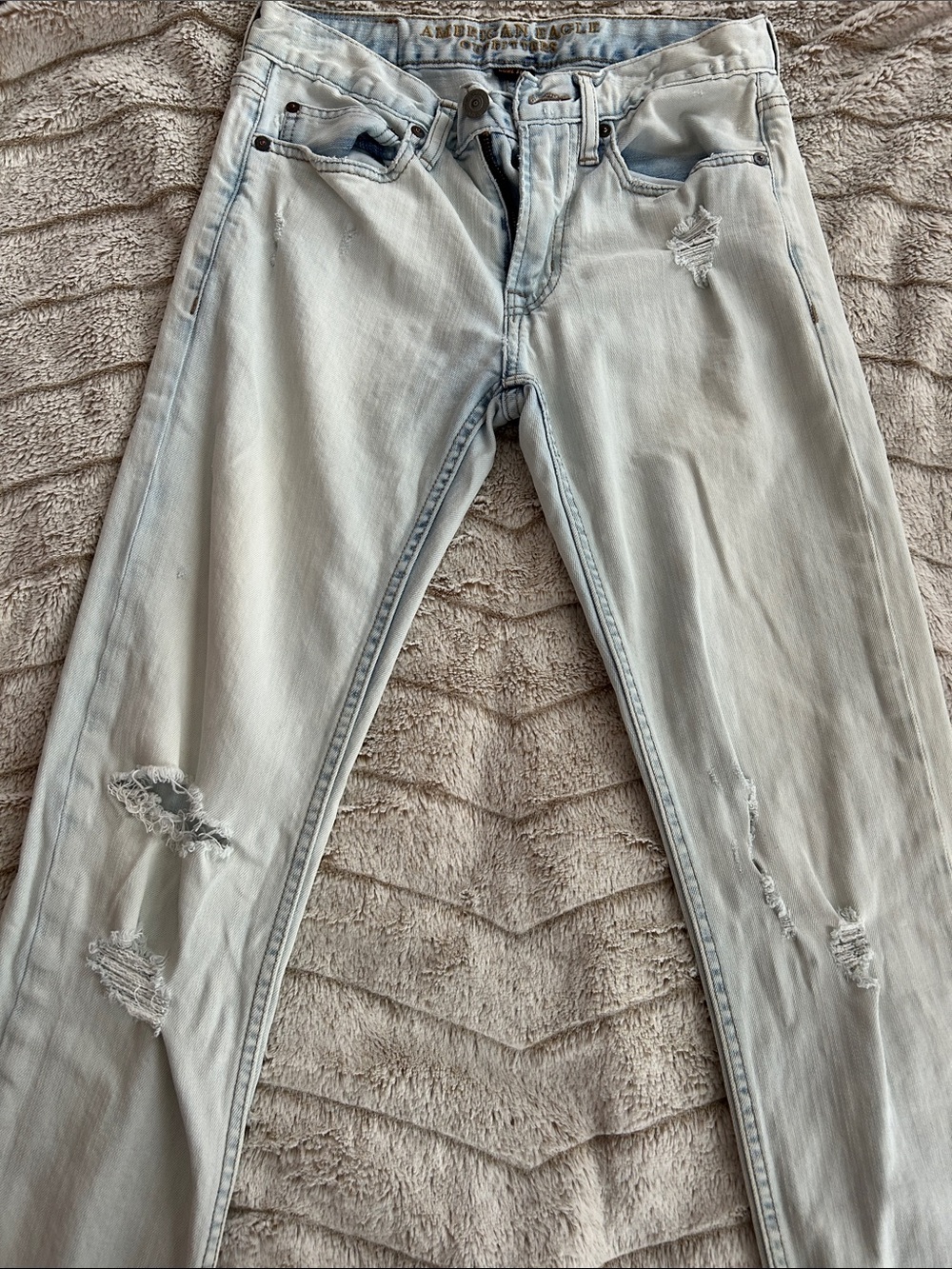 American Eagle Outfitters Light Wash Distressed Men’s Jeans